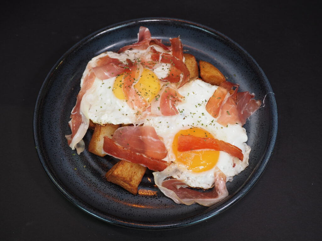 Huevos rotos con jamón